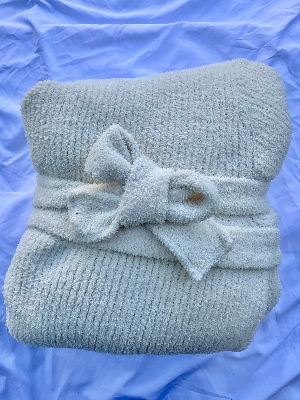 Barefoot Dreams CozyChic Adult Robe in a size 2 Size Cream